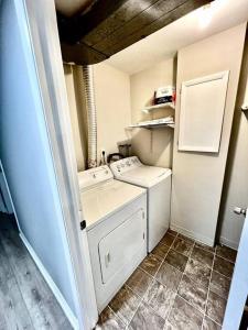 A kitchen or kitchenette at Cozy 2BR in Alexandria, VA