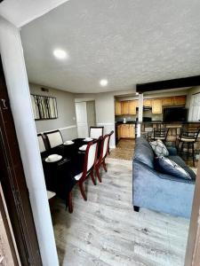 A kitchen or kitchenette at Cozy 2BR in Alexandria, VA