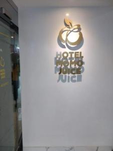 un cartel en la pared de un hotel mitzev place Júpiter en 해운대 모모쥬스호텔 부산 MoMo Juice Busan Haeundae, en Busan