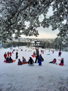 un groupe d'enfants assis dans la neige dans l'établissement Heba, à Divčibare