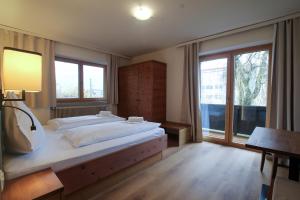 una camera con un grande letto e una grande finestra di Hochtenn Lodge in Zell am See - Steinbock Lodges a Zell am See