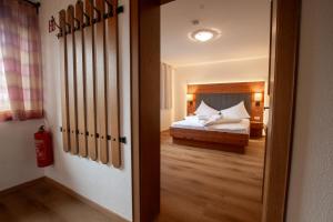 un corridoio che conduce a una camera con letto di Hochtenn Lodge in Zell am See - Steinbock Lodges a Zell am See