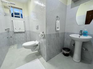 Un baño de Naka Tranquil Suite with Ample Secure Parking