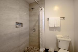 Motel 6 Williams AZ Downtown Grand Canyon tesisinde bir banyo