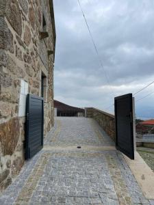 ein Steingebäude mit zwei Seitentüren in der Unterkunft Casa dos Cortelhas in Arcos de Valdevez