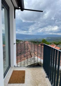 Zimmer mit Balkon und Bergblick in der Unterkunft Casa dos Cortelhas in Arcos de Valdevez