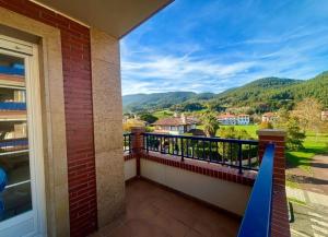 uma varanda com vista para as montanhas em BAKIO BEACH con Garaje em Baquio