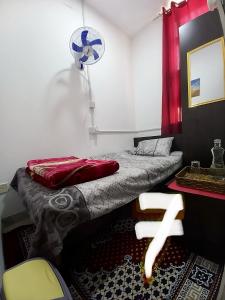 Giường trong phòng chung tại oNLY MALE GENDER ROYAL LUXURY PARTITION SMALL ROOM