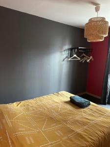 1 dormitorio con cama y pared roja en Appartement Granville, en Granville