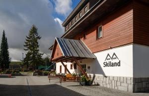 un bâtiment avec un auvent sur son côté dans l'établissement Horský Hotel Skiland, à Ostružná