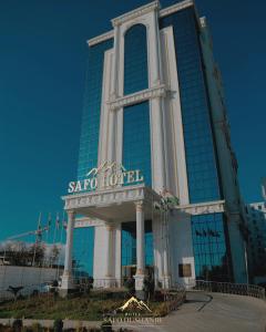 un edificio con un cartel en la parte delantera en Safo Dushanbe, en Dushanbe