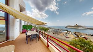 balcone con tavolo, sedie e vista sul porto di Rooftop Marina l by Madeira Best Apartments a Funchal