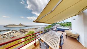 balcone con panchina e vista sull'acqua di Rooftop Marina l by Madeira Best Apartments a Funchal