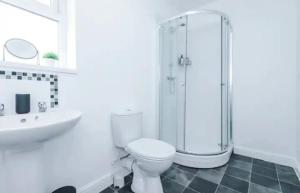 een badkamer met een toilet, een douche en een wastafel bij St Helens - Cosy 1 Bed in Saint Helens