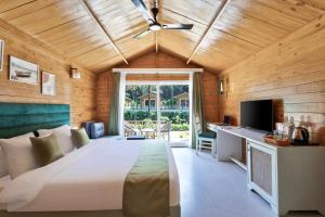 TV i/ili multimedijalni sistem u objektu Stone Wood Jungle Resort, Dandeli