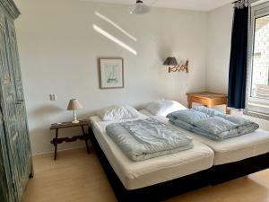 - une chambre avec un lit et 2 oreillers dans l'établissement Appartement Badhotel 300, à Callantsoog