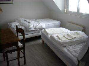 A bed or beds in a room at les aigrettes