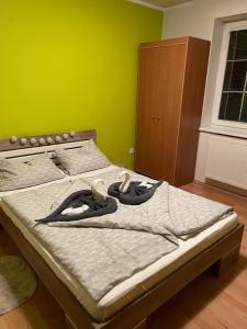 una camera con un letto con una parete verde di Apartmán Gaidi a Zlín