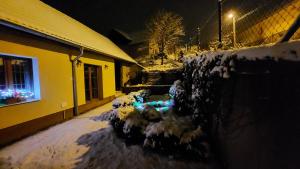 un cumulo di neve sul lato di un edificio di Apartmán Gaidi a Zlín