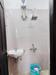 グルヴァイアールにあるSoorya Madhavam Apartment Guruvayur - 200 m from temple walkableの小さなバスルーム(洗面台、トイレ付)