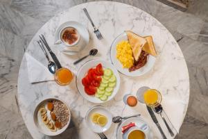 uma mesa branca com pratos de pequeno-almoço em Hotel Boréal Nice em Nice