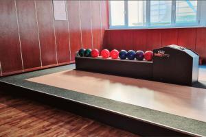 - une piste de bowling avec une rangée de boules sur le sol dans l'établissement Hotel Eger & Park, à Eger