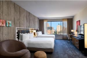 Katil atau katil-katil dalam bilik di The Worthington Renaissance Fort Worth Hotel