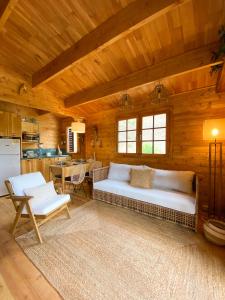 a living room with a bed and a kitchen at Vale do Laranjal in Setúbal