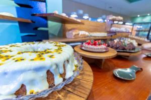 a cake sitting on top of a wooden table at Hotel Nacional Inn Curitiba Santa Felicidade in Curitiba