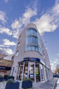 una tienda frente a un edificio con muchas ventanas en Boutique Vertigo Apartment Central Kingston/London, en Kingston upon Thames