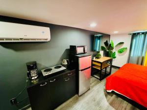 New Tiny Home Uptown Phoenix (Unit E) में रसोई है