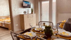 une salle à manger avec une table et des chaises ainsi qu'une chambre dans l'établissement Eugen Apartmán, à Veľký Meder