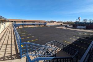 ein leerer Parkplatz vor einem Gebäude in der Unterkunft Travelodge by Wyndham Clovis in Clovis