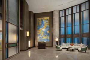 広州市にあるYuexiu Hotel Guangzhou Curio Collection By Hilton - Free shuttle between hotel and Exhibition Center during Canton Fair & Exhibitor registration Counterの大きな絵画が壁に描かれたロビー