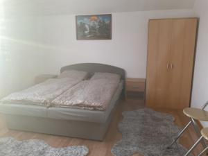 Schlafzimmer mit einem Bett und einem Holzschrank in der Unterkunft Homestay Renata in Nová Lesná