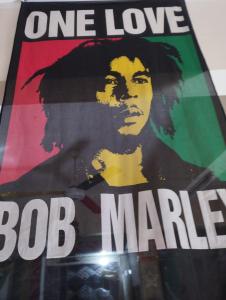 une affiche pour le film de marley love bob dans l'établissement Bob Marley Peace hotel luxor, à Louxor