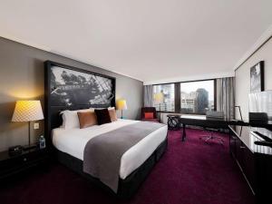 Ένα ή περισσότερα κρεβάτια σε δωμάτιο στο Sofitel Brisbane Central