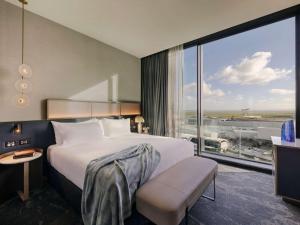 Giường trong phòng chung tại Pullman Auckland Airport