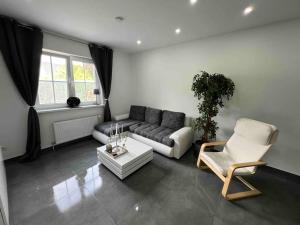 A seating area at Schönes 2 Zimmer Apartment an der Stadt Grenze