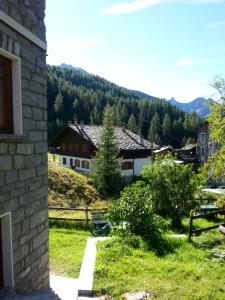 a view of a village with mountains in the background at Appartamento Monte Rosa in Champoluc