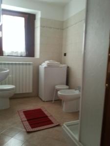 a bathroom with a toilet and a sink at Appartamento Monte Rosa in Champoluc