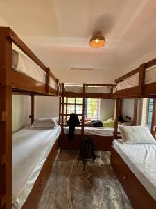 Barefoot Hostels, Varkala tesisinde bir odada yatak veya yataklar