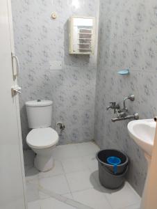 A bathroom at Srinilayam