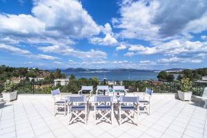 un patio con mesa y sillas y vistas al agua en Almira Mare, en Chalkida