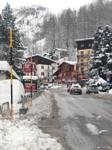 ヴァルトゥルナンシュにあるPetit Maison - Valtournencheの車が停まった雪道