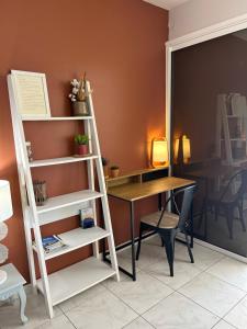 een kamer met een bureau en een ladder naast een tafel bij L’Appart - Les pieds dans l’eau in Sainte-Luce