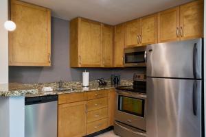 A kitchen or kitchenette at Residence Inn Arlington Capital View