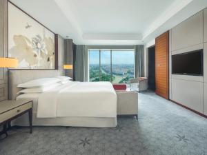 Un pat sau paturi într-o cameră la Sheraton Shanghai Jiading Hotel