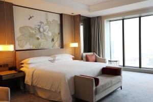 Un pat sau paturi într-o cameră la Sheraton Shanghai Jiading Hotel