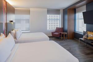 Ліжко або ліжка в номері Aloft New Orleans Downtown